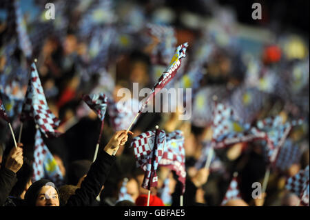 Football - coupe UEFA - Round de 32 - Aston Villa v CSKA Moscou - Villa Park. Les fans d'Aston Villa regardent l'action depuis les stands. Banque D'Images