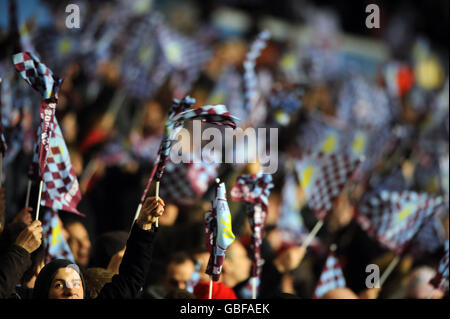 Football - coupe UEFA - Round de 32 - Aston Villa v CSKA Moscou - Villa Park. Les fans d'Aston Villa regardent l'action depuis les stands. Banque D'Images