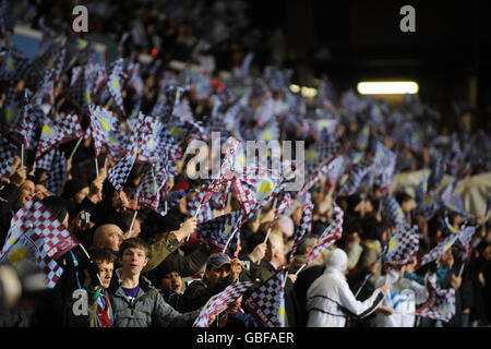 Football - coupe UEFA - Round de 32 - Aston Villa v CSKA Moscou - Villa Park. Les fans d'Aston Villa regardent l'action depuis les stands. Banque D'Images