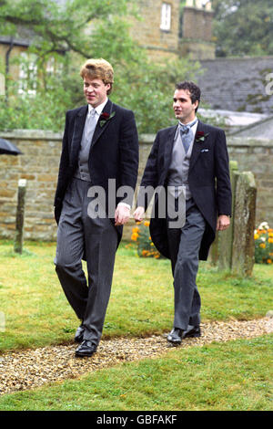 Le vicomte Althorp (l) attend que sa mariée soit, Victoria Lockwood, à l'église Sainte-Marie-la-Vierge à Great Brington, Northamptonshire, suivie par le meilleur homme Darius GuppY Banque D'Images