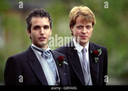 Le vicomte Althorp (r) attend que sa mariée soit, Victoria Lockwood, à l'église Sainte Marie la Vierge à Great Brington, Northamptonshire, avec le meilleur homme Darius GuppY Banque D'Images