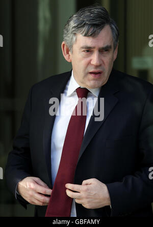 Le Premier ministre Gordon Brown part après une visite du nouveau bâtiment de biochimie de l'Université d'Oxford. Banque D'Images