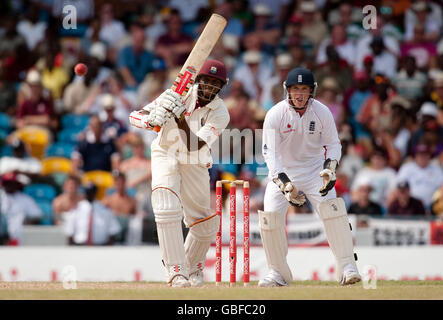 Les chauves-souris Shivnarine Chanderpaul des Indes occidentales lors du quatrième essai à Kensington Oval, Bridgetown, Barbade. Banque D'Images