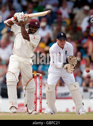 Cricket - quatrième test - troisième jour - Angleterre / Antilles - Kensington Oval.Les chauves-souris Shivnarine Chanderpaul des Indes occidentales lors du quatrième essai à Kensington Oval, Bridgetown, Barbade. Banque D'Images