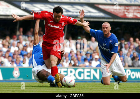 Matt Elliott (r) d'Ipswich Town est un coéquipier de Drissa Diallo (l) se glisse dans la forêt de Nottingham Andy Reid (c) Banque D'Images