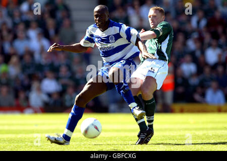 Soccer - Nationwide League Division Two - Plymouth Argyle et Queens Park Rangers.Paul Furlong (l) des Rangers du Queens Park repousse Graham Coughlan (r) de Plymouth Argyle Banque D'Images