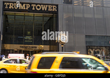 Trump Tower est un immeuble de bureaux à usage mixte et un gratte-ciel de résidence situé à Midtown Manhattan sur la Cinquième Avenue, New York City, États-Unis Banque D'Images