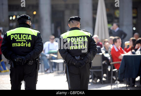 Travel stock, Madrid, février 2009. Deux policiers patrouillent dans les rues de Madrd, en Espagne Banque D'Images