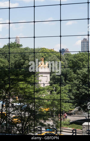 Time Warner Center et le Monument du Maine à Columbus Circle, NEW YORK Banque D'Images