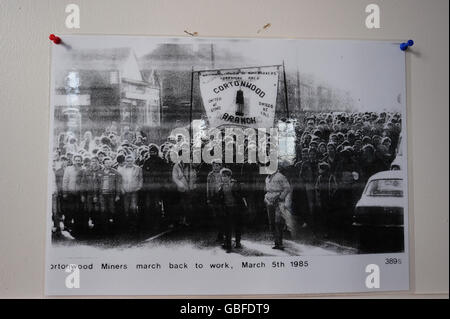 Une photographie accrochée sur le mur du Miners Welfare Club datant de 1985 quand les mineurs ont marché de nouveau pour travailler avec la bannière de la branche NUM qu'ils ont porté par la grève des mineurs. La menace de fermeture de Cortonwood a déclenché la grève des mineurs d'un an qui marque son 25e anniversaire ce mois-ci. Banque D'Images