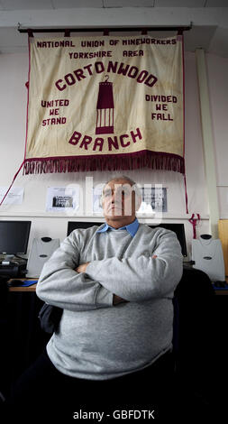 SID Bailey, qui a travaillé à la mine de charbon Cortonwood pendant 28 ans, avec la bannière de la branche du NUM, ils ont mené la grève des mineurs. La menace de fermeture de Cortonwood a déclenché la grève du mineur qui marque son 25e anniversaire ce mois-ci. Banque D'Images