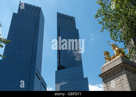 Time Warner Center et le Monument du Maine à Columbus Circle, NEW YORK Banque D'Images