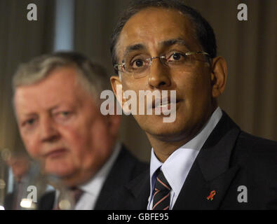 Le président de la CPI, David Morgan (à gauche), et le chef de la direction de la CPI, Haroon Lorgat, parlent aux médias au Lords Cricket Ground à Londres. Banque D'Images