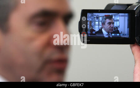 Le Premier ministre Gordon Brown s'adresse aux médias lors d'une visite au nouveau centre de soins du cancer de l'hôpital Churchill, à Headington, à Oxford. Banque D'Images