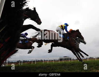 Courses hippiques - Hippodrome de Newcastle.Coureurs et Riders dans l'obstacle des qualifications de handicap NCFE à l'hippodrome de Newcastle, Newcastle. Banque D'Images