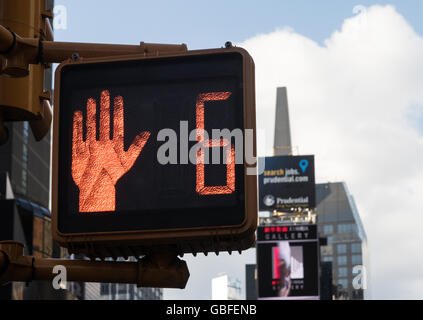 Signal de passage pour piétons à Times Square, NYC Banque D'Images