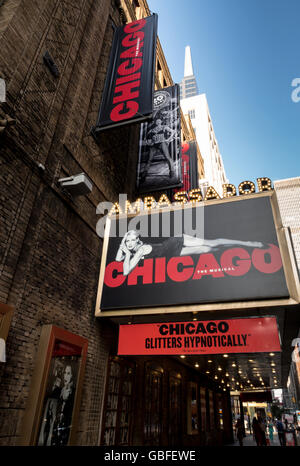 Ambassadeur théâtre chapiteau avec la comédie musicale "Chicago" de Times Square, New York, USA Banque D'Images