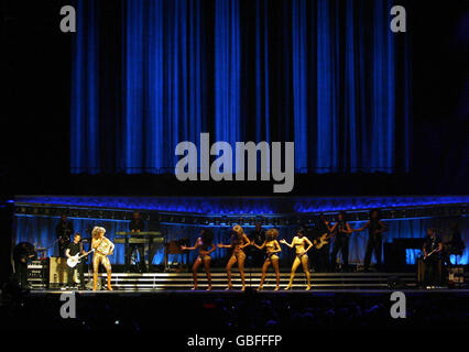 Tina Turner se produit en concert à la 02 Arena de Greenwich, Londres. Banque D'Images