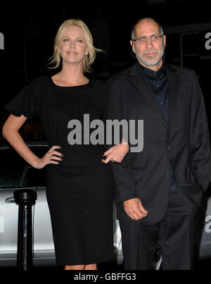 Charlize Theron et l'écrivain Guillermo Arriaga arrivent pour une séance de questions-RÉPONSES sur son nouveau film, The Burning Plain, au cinéma Everyman à Hampstead, dans le nord de Londres. Banque D'Images