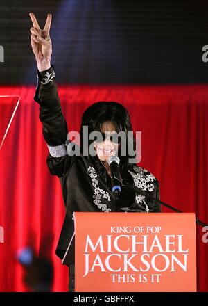 Michael Jackson annonce des plans pour des spectacles d'été à l'O2 Arena lors d'une conférence de presse tenue à l'O2 Arena de Greenwich, Londres. Banque D'Images