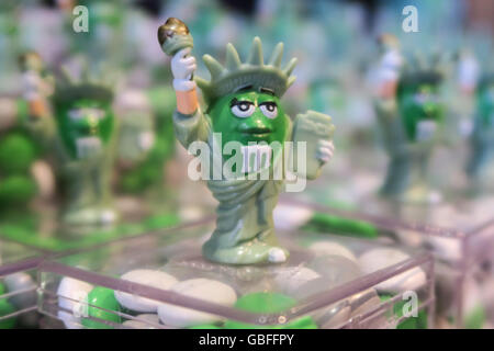 Le personnage vert en plastique comme Statue de la liberté d'affichage, les distributeurs de bonbons M&M's World Store, Times Square, NYC Banque D'Images