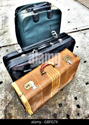 Valises abandonnées sur les trottoirs de la ville Banque D'Images