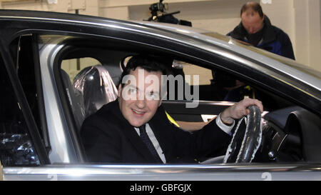 Le chancelier de l'ombre George Osborne prend aujourd'hui le volant d'une Jaguar XF alors qu'elle sort de la ligne de production de l'usine de Castle Bromwich de Jaguar. Banque D'Images