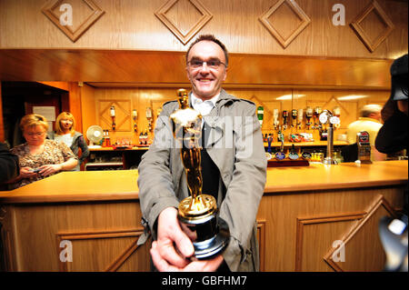 Le directeur Danny Boyle détient ses Oscars pour le meilleur directeur au club social catholique St Mary's à Radliffe, près de Manchester. Banque D'Images