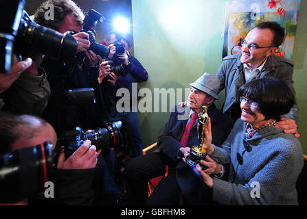 Danny Boyle, le réalisateur oscarisé, rejoint son père Frank et sa sœur Maria au Club social catholique St Mary's à Radliffe, près de Manchester. Banque D'Images