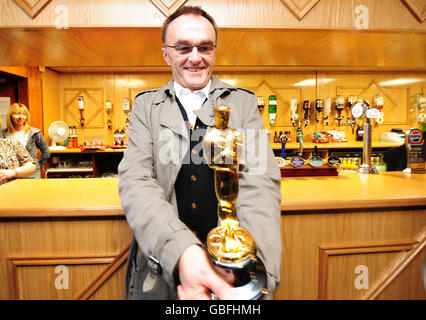 Le directeur Danny Boyle détient ses Oscars pour le meilleur directeur au club social catholique St Mary's à Radliffe, près de Manchester. Banque D'Images