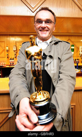 NOTER UNE AUTRE RÉCOLTE.Le directeur Danny Boyle détient son Oscar du meilleur directeur au club social catholique St Mary's à Radliffe, près de Manchester. Banque D'Images