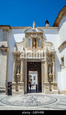 Porta ferrea, porte principale de l'Université de Coimbra, Portugal. Banque D'Images