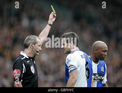 Soccer - Barclays Premier League - Hull City / Blackburn Rovers - KC Stadium.L'arbitre Martin Atkinson (à gauche) présente le carton jaune El-Hadji Diouf (à droite) de Blackburn Rovers Banque D'Images