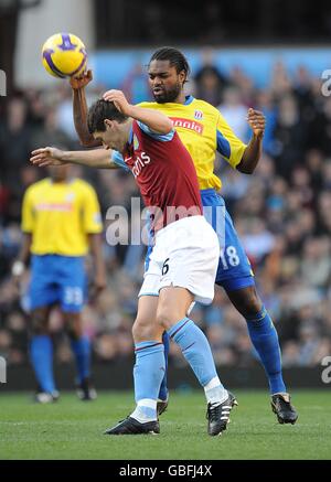 Football - Barclays Premier League - Aston Villa v Stoke City - Villa Park.Salif Diao (à droite) de Stoke City et Gareth Barry d'Aston Villa se battent pour le ballon Banque D'Images