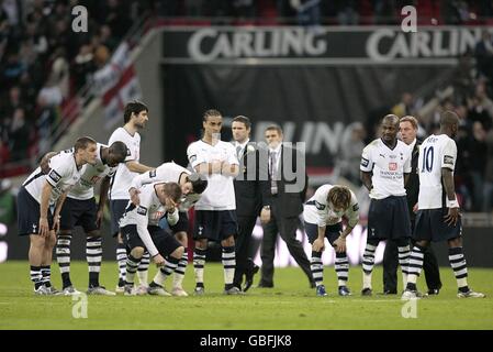 Football - Carling Cup - finale - Manchester United / Tottenham Hotspur - Wembley Stadium.Les joueurs de Tottenham Hotspur sont découragés après avoir perdu le tir de pénalité Banque D'Images