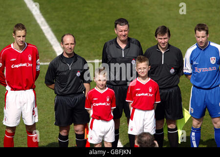 Football - Nationwide League Division One - Nottingham Forest v Millwall.Michael Dawson (l) de Nottingham Forest et Neil Harris (r) de Millwall font la queue avec des mascottes et des officiels de match Banque D'Images