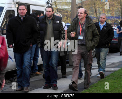 Membres du personnel arrivant pour une réunion au siège de Yorkshire TV à Kirkstall Road, Leeds. Banque D'Images