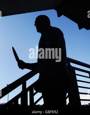 Photographie posée par un modèle montrant une personne avec un couteau. Le secrétaire à la Justice, Kenny MacAskill, a lancé aujourd'hui une nouvelle initiative visant à sensibiliser les gens aux dangers du transport d'un couteau, au stade Murrayfield d'Édimbourg. Banque D'Images