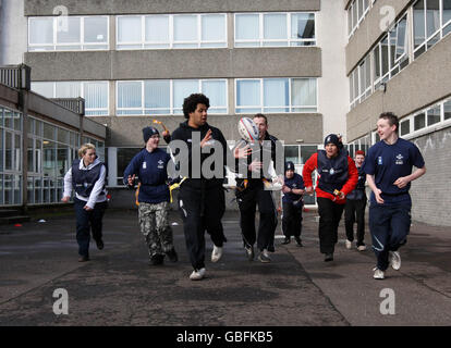 Rugby Union - XL Club Initiative avec Princes Trust et Scottish Rugby - Hillpark Secondary School.Les entraîneurs invités des Glasgow Warriors, Steve Swindall, James Eddie et Jon Welsh, prennent une session de rugby à XV à l'école secondaire Hillpark à Glasgow. Banque D'Images