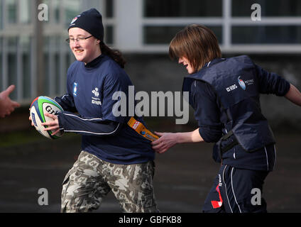 Les enfants participent à une séance de rugby à XV avec les entraîneurs invités des Glasgow Warriors, Steve Swindall, James Eddie et Jon Welsh (non représentés) à l'école secondaire Hillpark de Glasgow. Banque D'Images