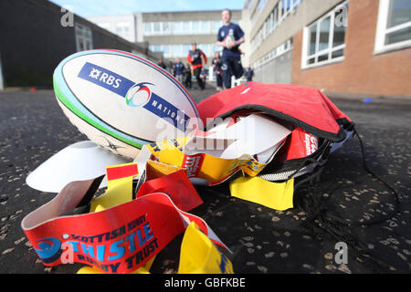 Rugby Union - XL Club Initiative avec Princes Trust et Scottish Rugby - Hillpark Secondary School.Les entraîneurs invités des Glasgow Warriors, Steve Swindall, James Eddie et Jon Welsh, prennent une session de rugby à XV à l'école secondaire Hillpark à Glasgow. Banque D'Images