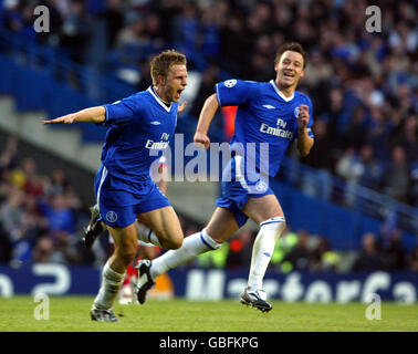 Jesper Gronkjaer de Chelsea célèbre le but d'ouverture contre Monaco Avec John Terry (r) Banque D'Images