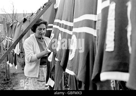 Football - Ligue de football Division 3 - Northampton Town.Les chemises de la première équipe de Northampton Town sont accrochées dans le jardin pour sécher Banque D'Images