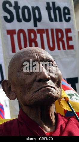 Palden Gyatso, un moine bouddhiste tibétain ordonné lors d'un rassemblement de protestation dans le centre de Londres contre les actions chinoises au Tibet. Banque D'Images