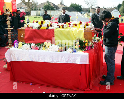 Un pleureur arque la tête pendant les funérailles de Murugathasan Varnakulashingham 26, de Londres, au Shree Kutch Leva Patel Sports and Community Centre de Northolt, Middlesex. Banque D'Images