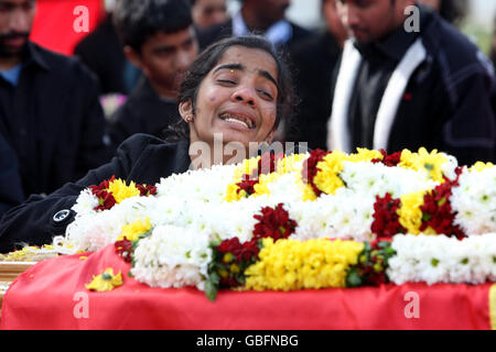 Un pleureur pleure lors des funérailles de Murugathasan Varnakulashingham 26, de Londres, au Shree Kutch Leva Patel Sports and Community Centre de Northolt, Middlesex. Banque D'Images