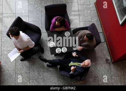 (Dans le sens des aiguilles d'une montre de gauche à droite) le ministre Eamon Ryan, le sénateur Deirdre de Burca, le sénateur Dan Boyle et le leader du Parti Vert John Gormley prennent une pause pendant le ARD Fheis du Parti Vert à l'hôtel Whites, à Wexford, en Irlande. Banque D'Images