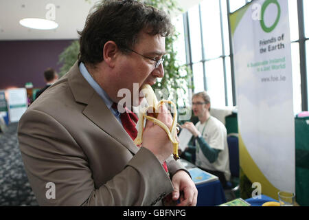 Le sénateur Dan Boyle mange une banane du commerce équitable lors d'une pause au ARD Fheis du Parti Vert à l'hôtel Whites, à Wexford, en Irlande. Banque D'Images