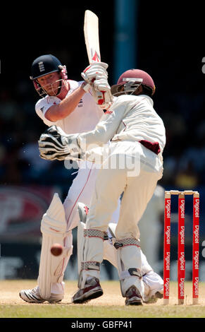 Paul Collingwood, en Angleterre, passe devant Denesh Ramdin, le gardien de cricket de l'Inde occidentale, lors du cinquième test à Queen's Park Oval, Port of Spain, Trinidad. Banque D'Images