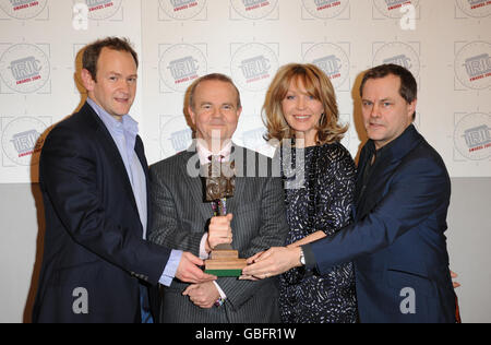 (De gauche à droite) Alexander Armstrong, Ian Hislop, Kirsty Young et Jack Dee avec le prix « Hé I Got News for You » décerné lors des Tric Awards organisés à l'hôtel Grosvenor House, dans le centre de Londres. Banque D'Images